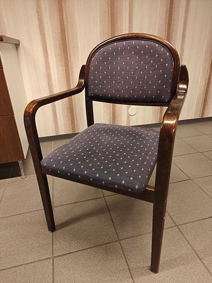 Puinen nojatuoli sinisellä kangasistuimella