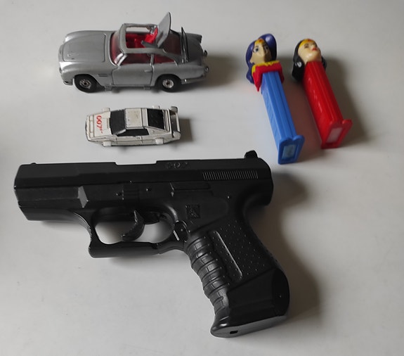 James Bond autot ja ase lelu