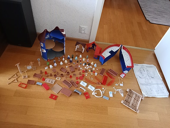 Muumi leikkitalo,laiva, tarvikkeet ja hahmot