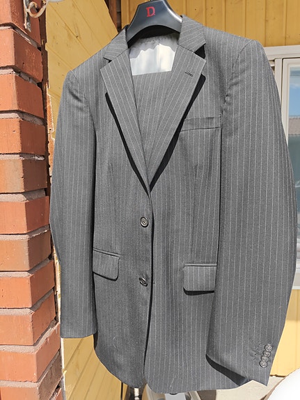 Miesten puku Takki koko 44 Housut 31/34 musta/valko raidallinen