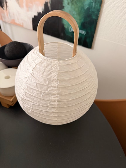 Valkoinen kannettava Ikea valaisin