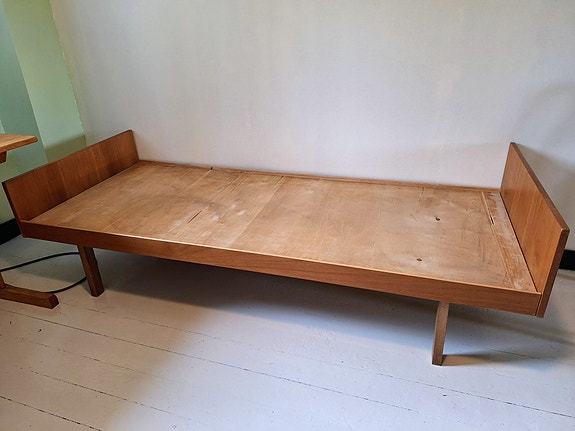 Puinen sänky, vintage