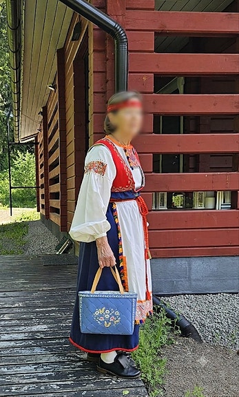 Upea ja värikäs käsityönä tehty Tuuterin kansallispuku (Inkeri)