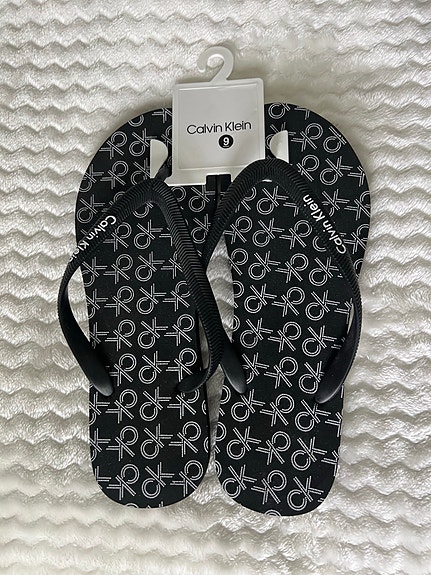 Uudet aidot Calvin Kleinin flip flop sandaalit
