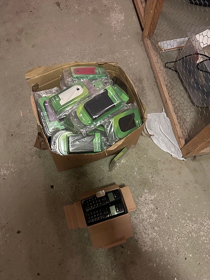 Suuri tukkuerä: Doro-puhelintarvikkeita (70 kpl) ja DECT-puhelin (+ kuljetus)