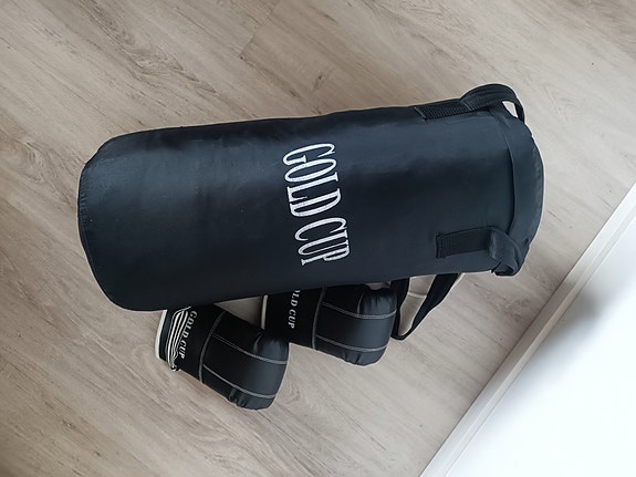 Lasten nyrkkeilysäkki ja hanskat