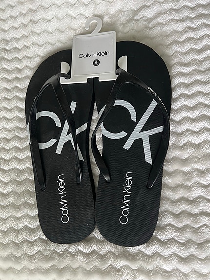 Uudet aidot Calvin Kleinin flip flop sandaalit.