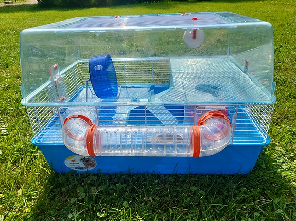 Hamsterin häkki ja tarvikkeita