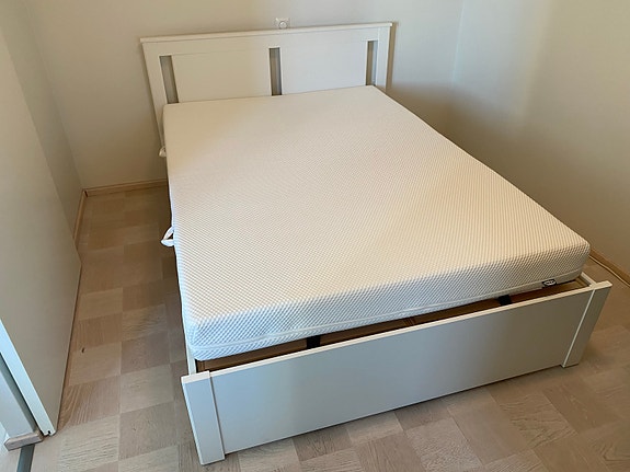 Ikean sänky, sälepohja ja patja - IKEA bed, slatted base, and mattress