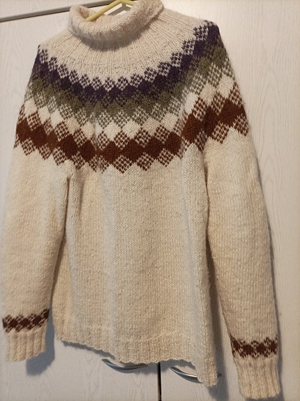 Käsinkudottu villapaita.