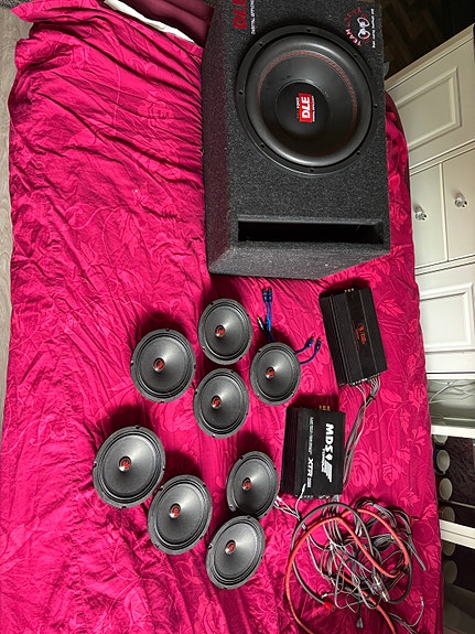 MDS Torque XTR ja Bass Habit Rainbow vahvistimet + subbari ja kaiuttimet autoon