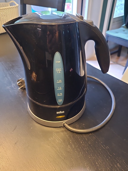 Braun vedenkeitin musta