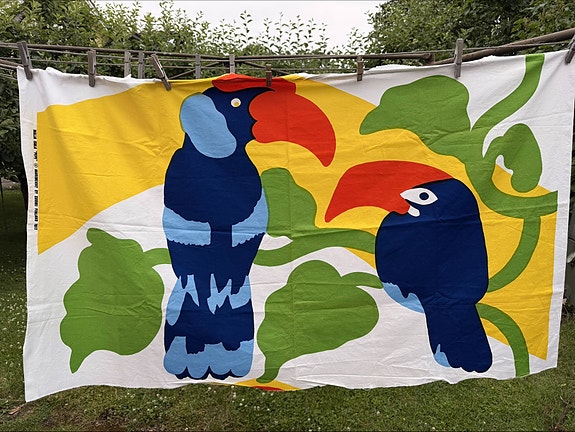 Marimekko Maija Isola Pepe kangas papukaijakuosilla
