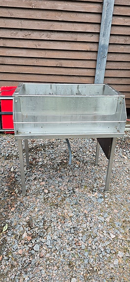 Ruostumaton teräs allas jalustalla jäille ja pulloille