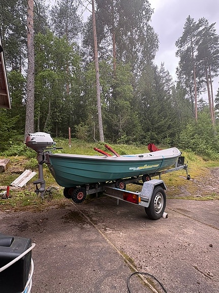 Honda perämoottori, vihreä soutuvene (Terhi Saiman), kuljetustraileri