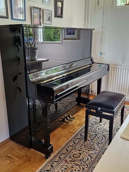 Yamaha U3 -pystypiano, musta