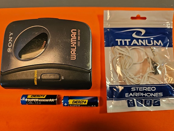 Täyshuollettu Sony Walkman WM-EX 152 C-kasettisoitin
