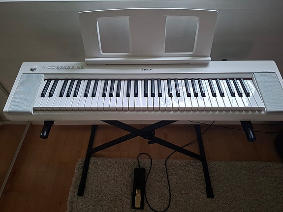 Yamaha Piaggero -sähköpiano, pedaali ja teline