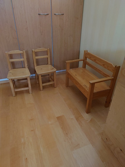 Lasten tuolit ja penkki puuta
