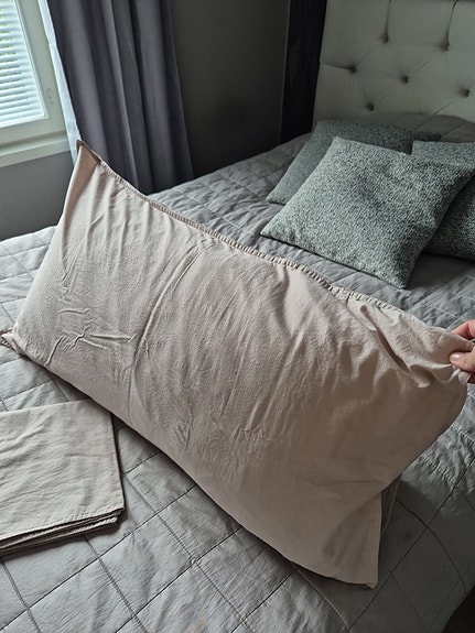 Iso tyyny + 2 x tyynynpäällinen
