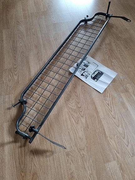Metallinen koiraverkko autoon