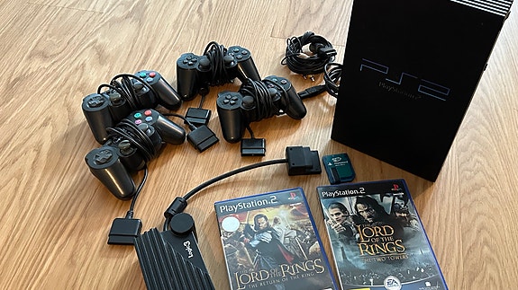 Sony PlayStation 2 konsoli ohjaimilla