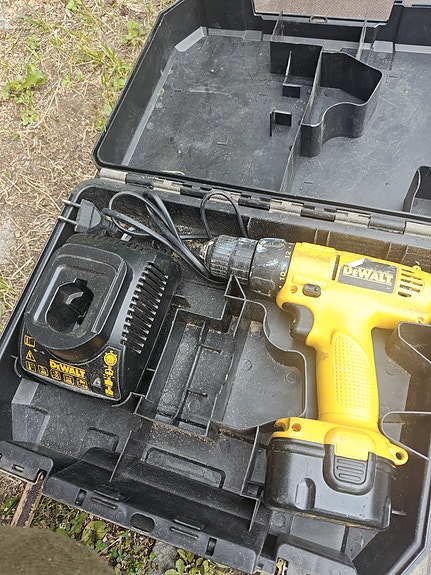 DeWalt akkuporakone laturi ja salkku