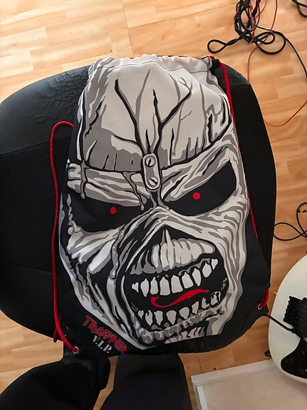 Myydään Iron Maiden fanituotesetti.