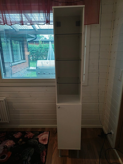 IKEA valkoinen korkea kaappi lasihyllyillä