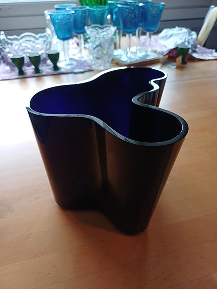 Iittala aaltomaljakko musta/tummansininen
