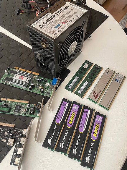 Chieftec 500W virtalähde ja sekalaisia PC-komponentteja