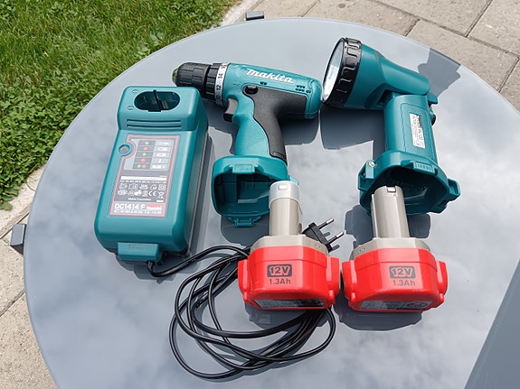 Makita akkuporakone ja akkulamppu 12V akkujen ja laturin kanssa