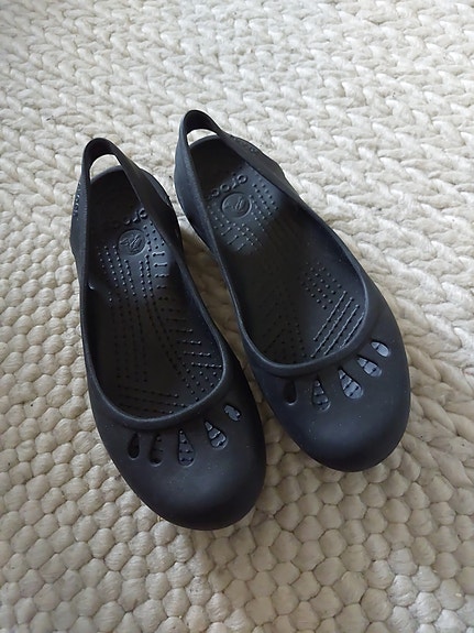 38-39 Crocs w8 mustat ballerinat