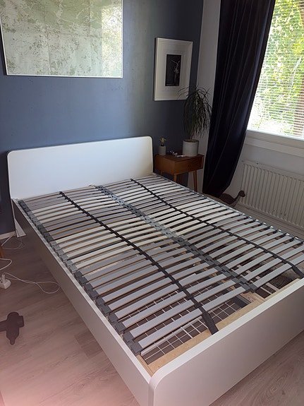Ikea sängyn runko sälepohjalla