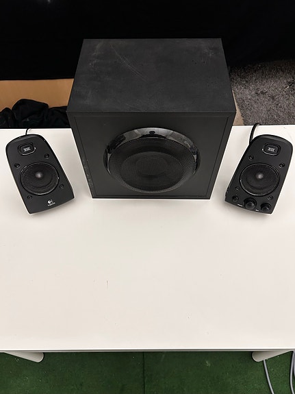 Logitech 2.1 kaiutinjärjestelmä subwooferilla