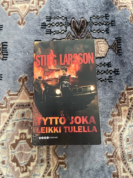 Stieg Larsson Tyttö joka leikki tulella pokkari