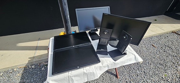 Koko setti: HP 24" tietokonenäyttö (3kpl) + LG 24" (1kpl). Hinta koko setille.
