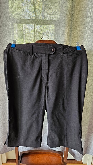 Mustat shortsit