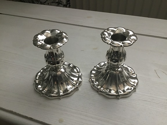Hopeiset kynttilän jalat