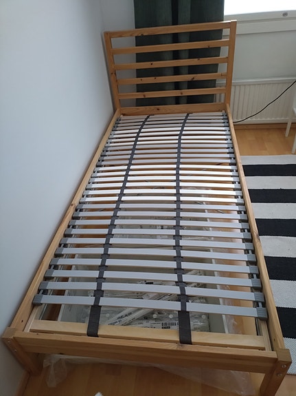 IKEA sängyn runko ja sälepohja