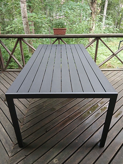 Puutarha ruokailupöytä