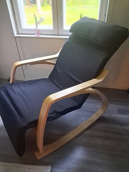 Myydään musta keinutuoli.