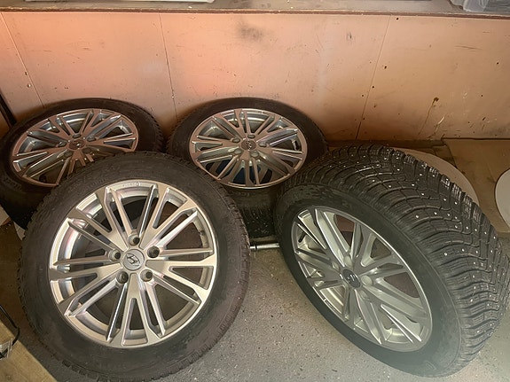 Kia alkuperäiset alumiinivanteet Continental nastarenkailla