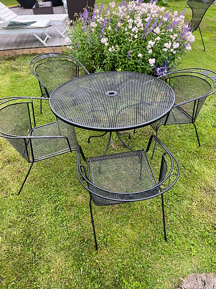 Metallinen pöytä + 4 tuolia puutarhaan
