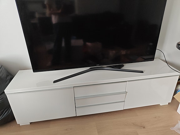 IKEAn BESTÅ BURS -tv-taso