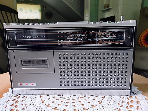 DUX 8522 radio-kasettisoitin