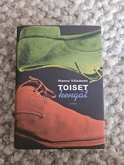 Hannu Väisänen Toiset kengät kovakantinen kirja
