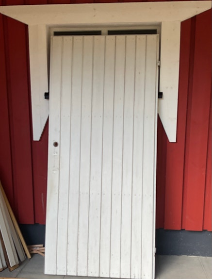 Varaston ovi M10 karmeineen