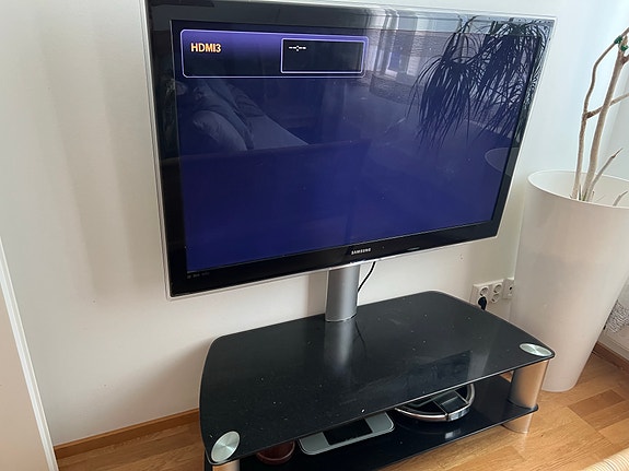 Samsung taulutelevisio ja tv-taso