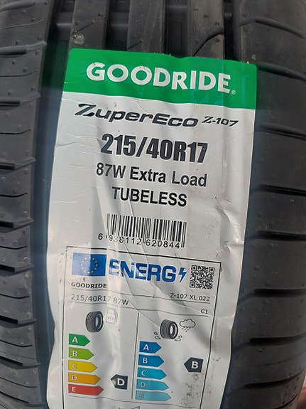 Goodride 215/40r17 asennettuna